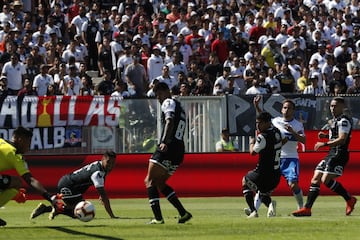 El jugador de Universidad CatÃ³lica Jose Pedro Fuenzalida, derecha, convierte un gol contra Colo Colo durante el partido de primera division realizado en el estadio Monumental de Santiago, Chile
