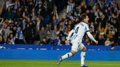 SAN SEBASTIÁN, 02/01/2024.- El centrocampista de la Real Sociedad, Martín Zubimendi, celebra el primer gol del equipo donostiarra durante el encuentro correspondiente a la jornada 19 de Laliga EA Sports que disputan hoy martes Real Sociedad y Alavés en el Reale Arena de San Sebastián. EFE / Juan Herrero.
