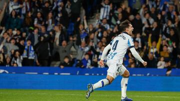 SAN SEBASTIÁN, 02/01/2024.- El centrocampista de la Real Sociedad, Martín Zubimendi, celebra el primer gol del equipo donostiarra durante el encuentro correspondiente a la jornada 19 de Laliga EA Sports que disputan hoy martes Real Sociedad y Alavés en el Reale Arena de San Sebastián. EFE / Juan Herrero.
