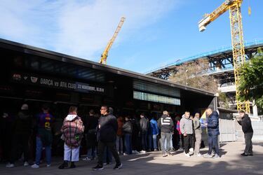 Aficionados hacen fila para entrar al estadio antes del partido de LaLiga EA Sports entre el FC Barcelona y el Athletic Club en el Spotify Camp Nou.