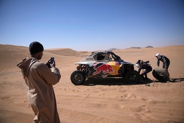 Goncalo Gurreiro y su copiloto Cadu Sachs cambian los neumáticos de su vehículo durante la segunda etapa del Rally Dakar 2025.