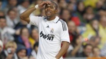 <b>CLAÚSULA.</b> El Jugador del Real Madrid Robinho ya tiene respuesta por parte del club a sus explosivas declaraciones en las que manifestaba su deseo de abandonar el club blanco. El Madrid remite a su claúsula de rescisión para dejar marchar al brasileño.