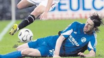 <b>ESTA VEZ LE EVITÓ. </b>Navas salta por encima de Krstajic, que después fue expulsado por dar un codazo al canterano sevillista.