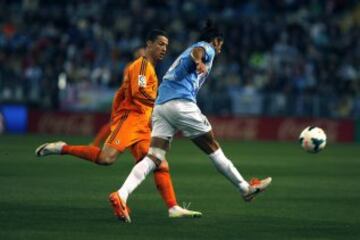 Cristiano Ronaldo y Pedro Morales durante el partido de la jornada vigésima octava de la Liga de Primera División que se disputa esta noche en el estadio de La Rosaleda.