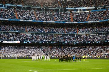 Respetuoso minuto de silencio en el Santiago Bernabéu en memoria de las víctimas de Marruecos y Libia.