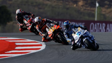 MotoGP - Portuguese Grand Prix - Algarve International Circuit, Portimao, Portugal - November 8, 2025 BK8 Gresini Racing MotoGP's Alex Marquez, Red Bull KTM Factory Racing's Pedro Acosta and Aprilia Racing's Marco Bezzecchi in action during the sprint race REUTERS/Marcelo Del Pozo