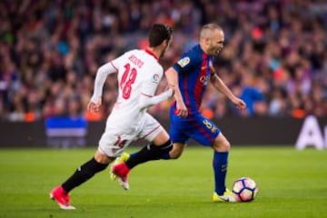 Andrés Iniesta ante Sergio Escudero.