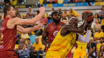 LAS PALMAS DE GRAN CANARIA. 08/10/2022.- El pivot senegalés de Gran Canaria, Khalifa Diop (d), con el balón ante los jugadores de Casademont Zaragoza, Tryggvi Hlinason (d) y Christian Mekowulu (c), durante el encuentro correspondiente a la fase regular de la ACB disputado hoy sábado en el Gran Canaria Arena de la capital grancanaria. EFE/Ángel Medina G.