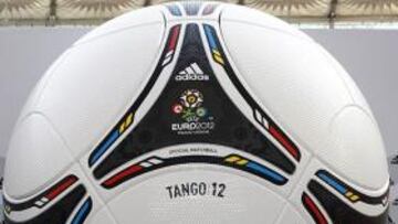 Adidas presenta el balón oficial para la Euro 2012