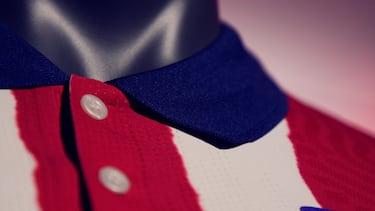 Según el propio Atlético, la nueva equipación 'encarna los valores imperecederos del club a través de una interpretación clásica de sus famosos colores'. Tiene un cuello clásico y las franjas rojas y blancas ligeramente distorsionadas para darle un toque 