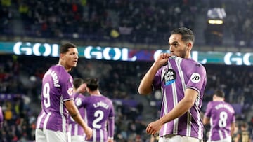 Anuar besando la camiseta del Valladolid.