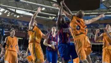 <b>UN BARCELONA MUY SUPERIOR. </b>Pete Mickeal intenta capturar un rebote ante Ferrán Laviña, de los mejores del Fuenlabrada.