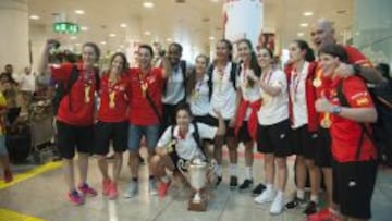 Parte de la Selección Sub-18 posa con la copa de campeonas de Europa.