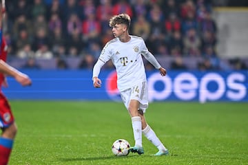 Debutó con el Bayern el 12 de diciembre de 2022 con 16 años, 9 meses y 19 días.