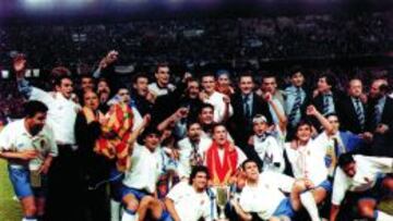 El Zaragoza celerando la consecuci&oacute;n de la Recopa el 10 de mayo de 1995.