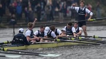<b>SONRISAS Y LÁGRIMAS. </b>Los remeros de Oxford muestran su júbilo por la victoria de ayer. Su alegría contrasta con el abatimiento de los 'Light Blues' tras su derrota.