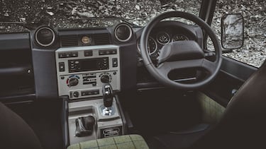 Este Land Rover Defender de aspecto vintage vale seis millones de pesos
