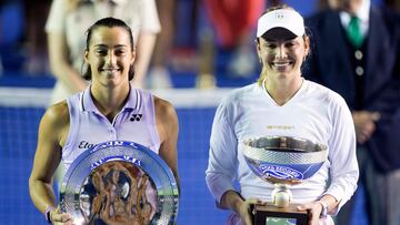 La croata Donna Vekic y la francesa Caroline Garcia posan con sus trofeos tras la final del Abierto de Monterrey.