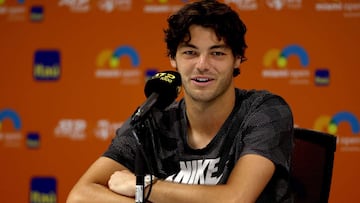 El tenista estadounidense Taylor Fritz atiende a los medios de comunicación en la rueda de prensa previa al Miami Open.