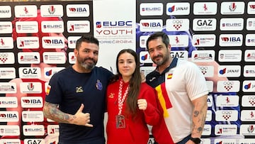 La boxeadora española Noelia González posa con su medalla de bronce en el Europeo Joven de Boxeo de Porec.