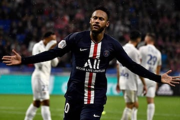 Understood on the pitch | Neymar celebrates after scoring the winner against Olympique Lyonnais.