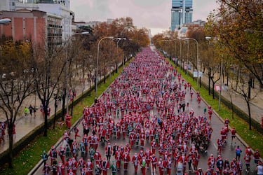11.000 corredores disfrazados de Papá Noel han celebrado la nueva edición de la carrera más navideña, familiar y divertida de Madrid.