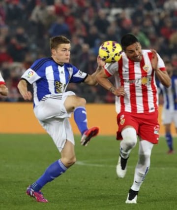 El defensa argentino del Almería Mauro Dos Santos lucha el balón con el islandés Alfred Finnbogason.