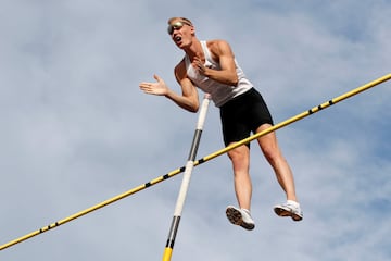 Sam Kendricks de los Estados Unidos durante el salto con pértiga. 