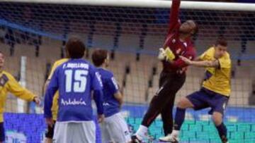 <b>KAMENI FUE INSUFICIENTE. </b>Carlos Kameni, que aquí despeja un esférico, salvó un gol pero no pudo evitar el 1-1 en la jugada siguiente.