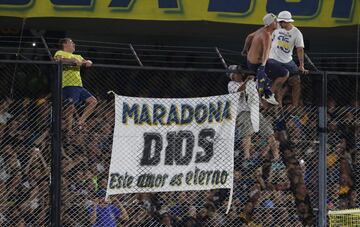 El Boca Juniors ganó la Superliga Argentina ante la mirada del ídolo Maradona, que recibió el homenaje de toda su familia futbolística.