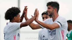 Peter, asistente, y Theo Zidane, goleador, celebran el 1-0 del Castilla ante el Pozuelo en el primer amistoso de pretemporada del filial del Real Madrid.