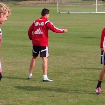 Javier Hernández recibió la visita del técnico de la Selección Mexicana, Juan Carlos Osorio, durante el entrenamiento del Bayer Leverkusen en Miami.