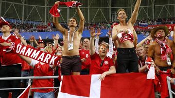 Los aficionados daneses buscan el pase de su selección a octavos.