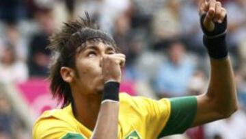 Neymar celebra el gol del 2-2.