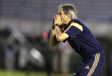 Carlos 'Piscis' Restrepo, técnico de la selcción Sub-20 de Colombia da indicaciones al grupo frente a Uruguay.