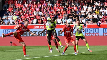 Serhou Guirassy marca un gol.