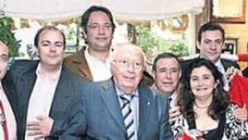 <b>CONJURADOS. </b>AS reunió ayer en Casa Juan a las peñas rojiblancas con el vicepresidente, Lázaro Albarracín, a la cabeza. La hinchada es clara: pide ganar sí o sí el sábado.