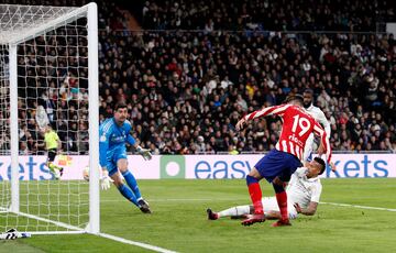 0-1. A Thibaut Courtois y Éder Militão les resulta imposible llegar al balón y Álvaro Morata marca a placer el primer tanto.