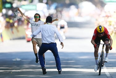 Un esprint que terminó sin daños que lamentar después de que un espontáneo se colase en la recta de meta para tratar de boicotear la carrera. Un susto del que, afortunadamente, nadie se acordará.