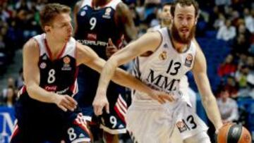 El base del Real Madrid Sergio Rodríguez, controla el balón ante el base del FC Bayern Munich Heiko Schaffartzik, durante el partido de Euroliga que se disputa en el Palacio de los Deportes.