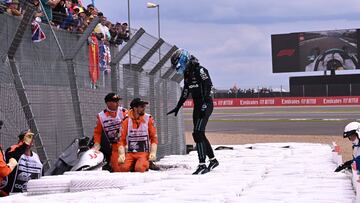 Russell se asegura de que Zhou esté bien tras su accidente en la salida del GP de Gran Bretaña.