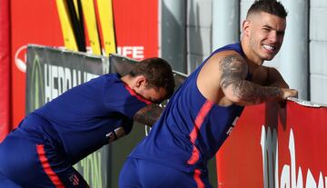 Lucas Hernández y Griezmann en el calentamiento previo a la sesión de entreno. 