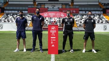 Foto oficial del Badajoz-Amorebieta, con los entrenadores y los capitanes.