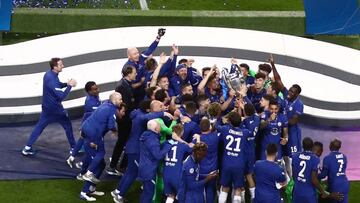 Porto (Portugal), 29/05/2021.- Chelsea players celebrate with the trophy after winning the UEFA Champions League final between Manchester City and Chelsea FC in Porto, Portugal, 29 May 2021. (Liga de Campeones) EFE/EPA/Susan Vera / POOL