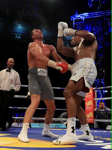 Anthony Joshua y Wladimir Klitschko en acción durante la pelea IBF, AMB e IBO Peso pesado título mundial en el estadio de Wembley el 29 de abril de 2017 en Londres, Inglaterra.