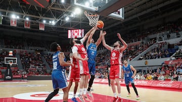 Ethan Happ, del San Pablo Burgos, pelea en una acción con Bojan Dubljevic, del Casademont Zaragoza.
