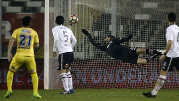 Fernando Manr&iacute;quez vence a Agust&iacute;n Ori&oacute;n en el triunfo de la Universidad de Concepci&oacute;n sobre Colo Colo en el estadio Monumental.