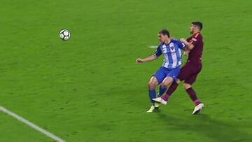 Luis Suárez vio la amarilla por su falta a Miquel.