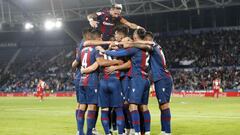 Celebraci&oacute;n del Levante tras el 1-1 de penalti de Bardhi.