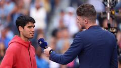 Carlos Alcaraz, entrevistado en la Arthur Ashe tras ganar a Daniel Evans en el US Open.